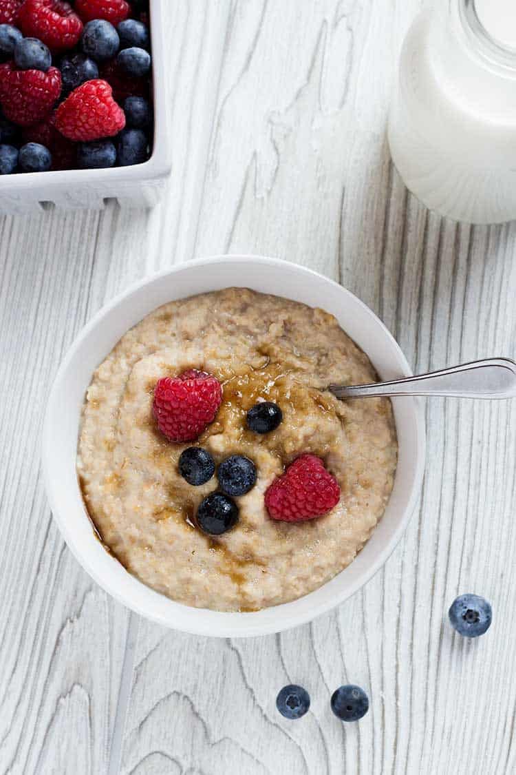Instant Oatmeal Overhead with Berries